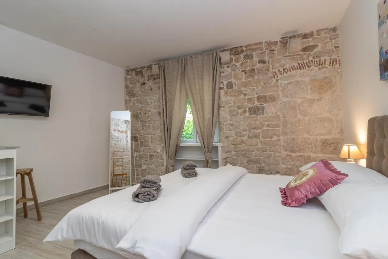 Studios Kadena Trogir - 18Th Century Stone House 0*,  Croatie